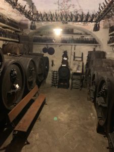 Le decorazioni della cantina di Alma