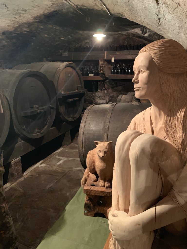 sculture in legno in cantina