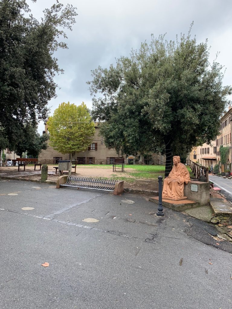 piazza bolgheri con statua nonna lucia