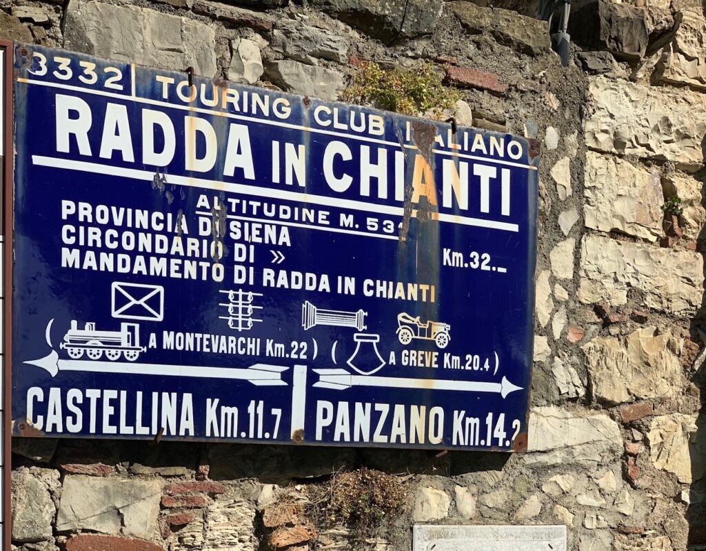 Cartello stradale touring club di Radda