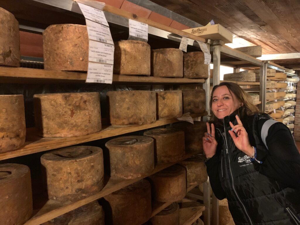 Federica nella sua zona preferita, quella dell'affinamento Castelmagno.