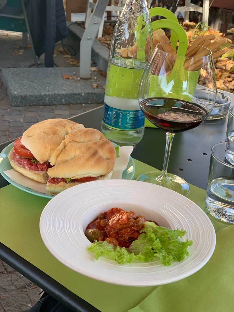 Giardiniera con tonno e panino alla salsiccia di Bra