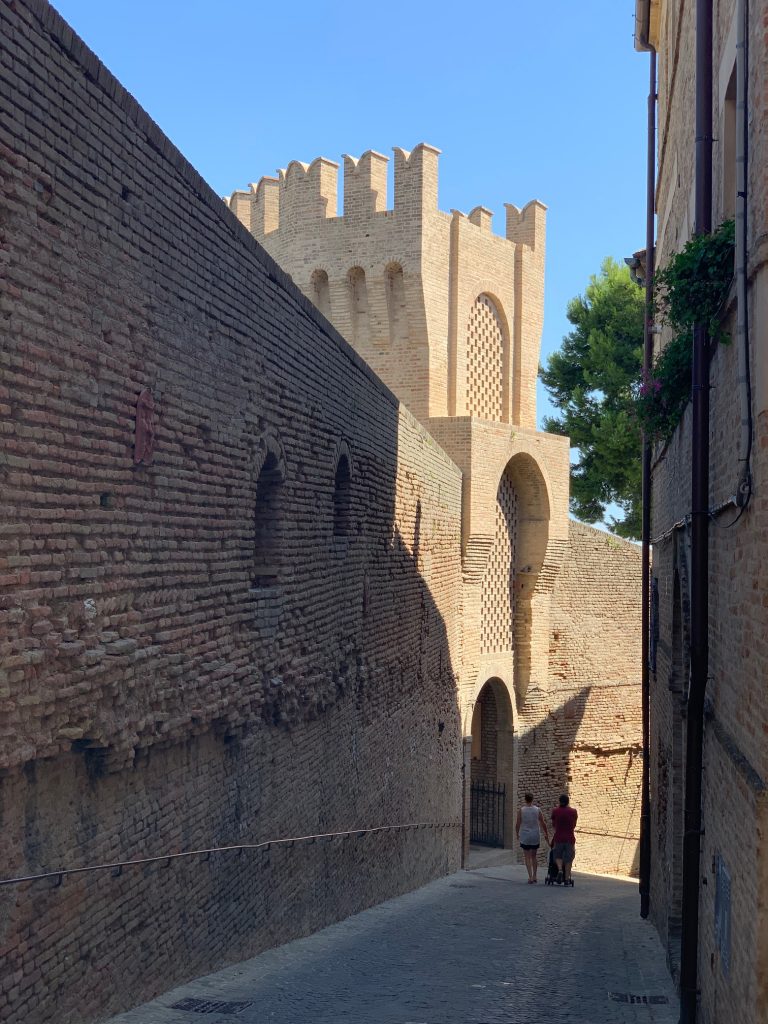 passeggiata sotto le mura