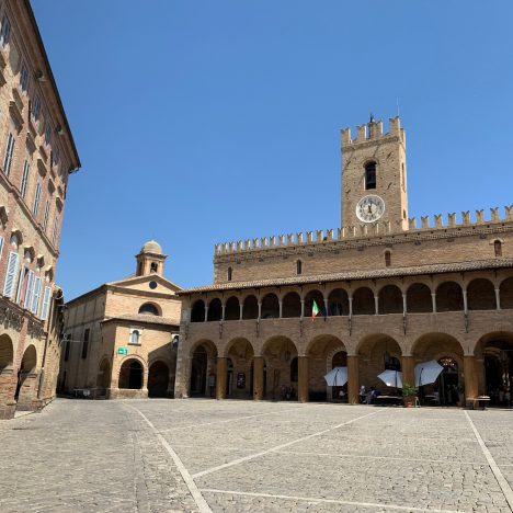 Marche in tre tappe prima parte. Colline, vino, mare e paesaggi mozzafiato.