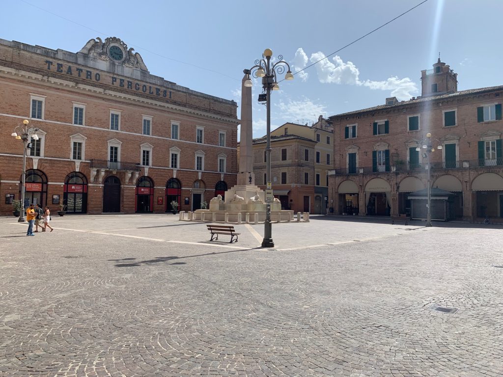 Teatro Pergolesi e obelisco