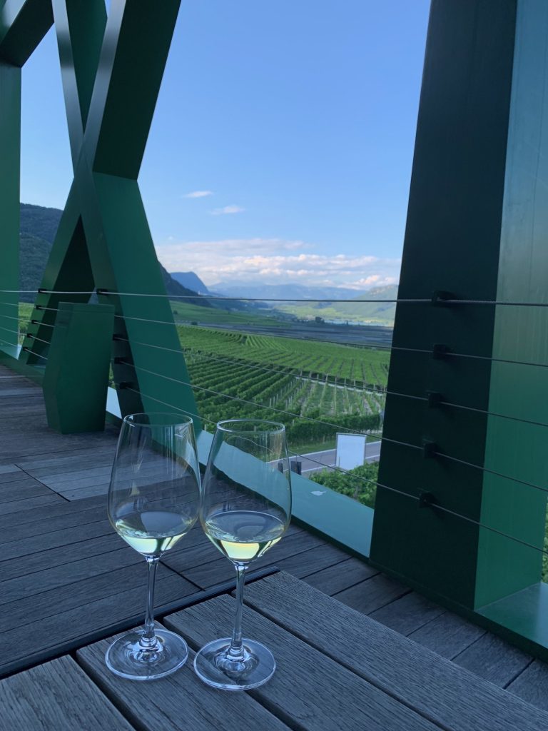 Balconata cantina Termeno con vista sulle vigne