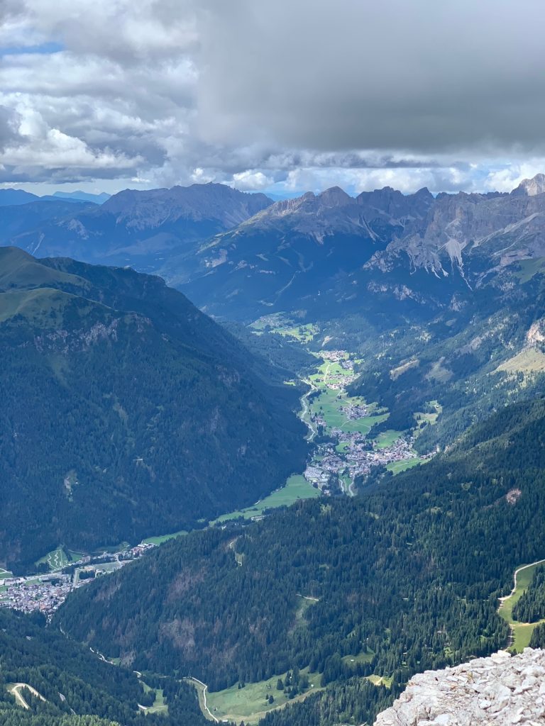 Vista della Val di Fassa dalla cima del Pordoi