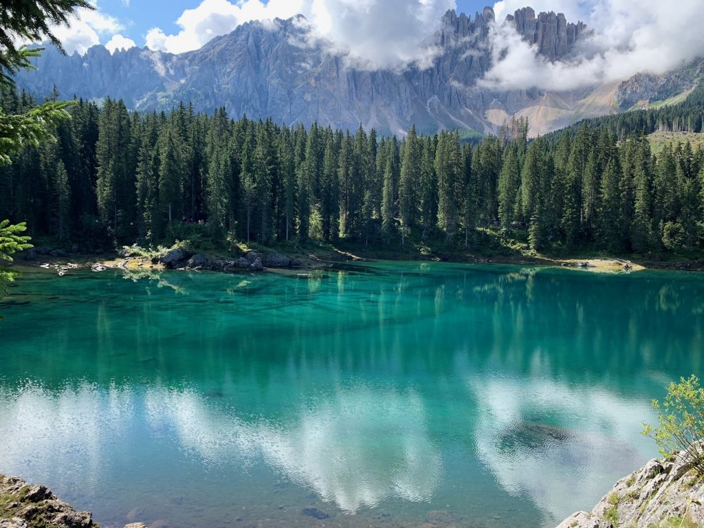 panorama del lago con il Latemar alle spalle